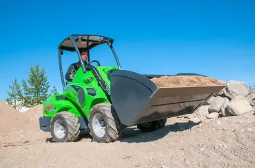 Avant 523 derékcsukós vázszerkezet univerzális minirakodó