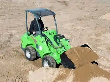 Avant 523 derékcsukós vázszerkezet univerzális minirakodó 10