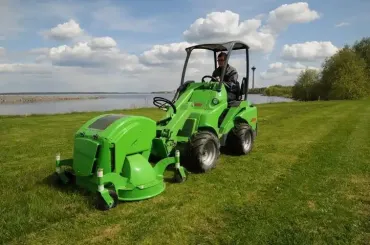 Avant 523 derékcsukós vázszerkezet univerzális minirakodó 12