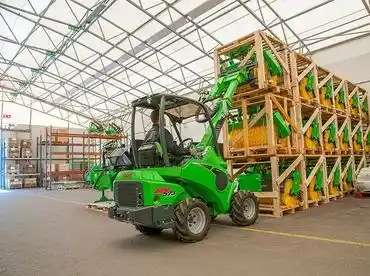 Avant 523 derékcsukós vázszerkezet univerzális minirakodó 16