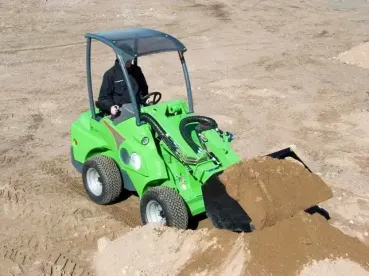 Avant 523 derékcsukós vázszerkezet univerzális minirakodó 17