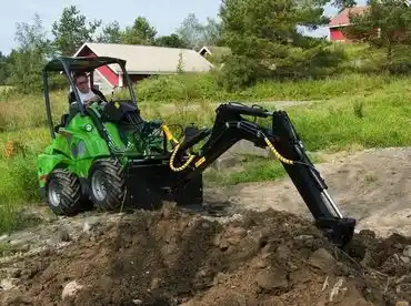 Avant 523 derékcsukós vázszerkezet univerzális minirakodó 3