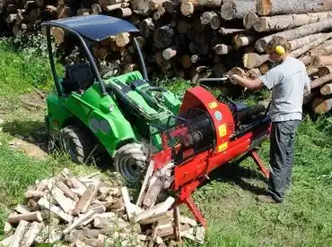 Avant 523 derékcsukós vázszerkezet univerzális minirakodó 4