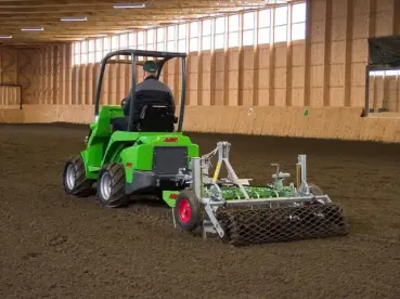 Avant 523 derékcsukós vázszerkezet univerzális minirakodó 6