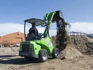 Avant 523 derékcsukós vázszerkezet univerzális minirakodó 8