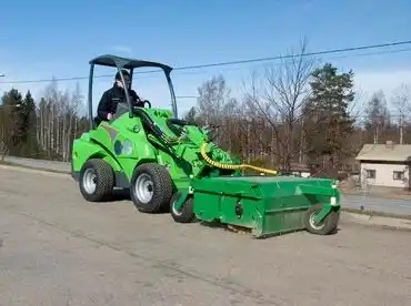 Avant 523 derékcsukós vázszerkezet univerzális minirakodó 9