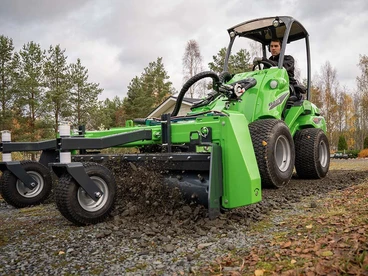 Avant 645i kiemelkedő hidraulika térfogatárammal univerzális minirakodó