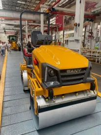 STR27-C10 tandem úthenger bemutatótérben félprofilból.