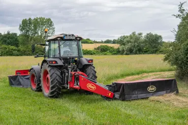 VICON & KIOTI Gépshow Nagyberény 2026 KIOTI traktor két adapterrel kaszálás közben